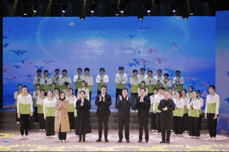 ��ϯ�I(l��ng)��(d��o)��ͬ�l(f��)�����Ҹ�������־Ը�߅f(xi��)�����衶С�۴�ۡ�